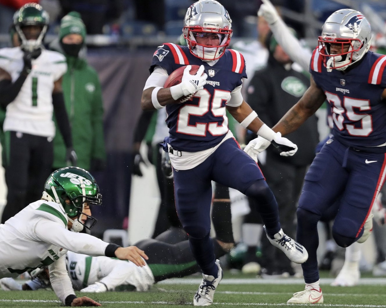 Patriots Stun Jets 10-3 With Late Touchdown 
