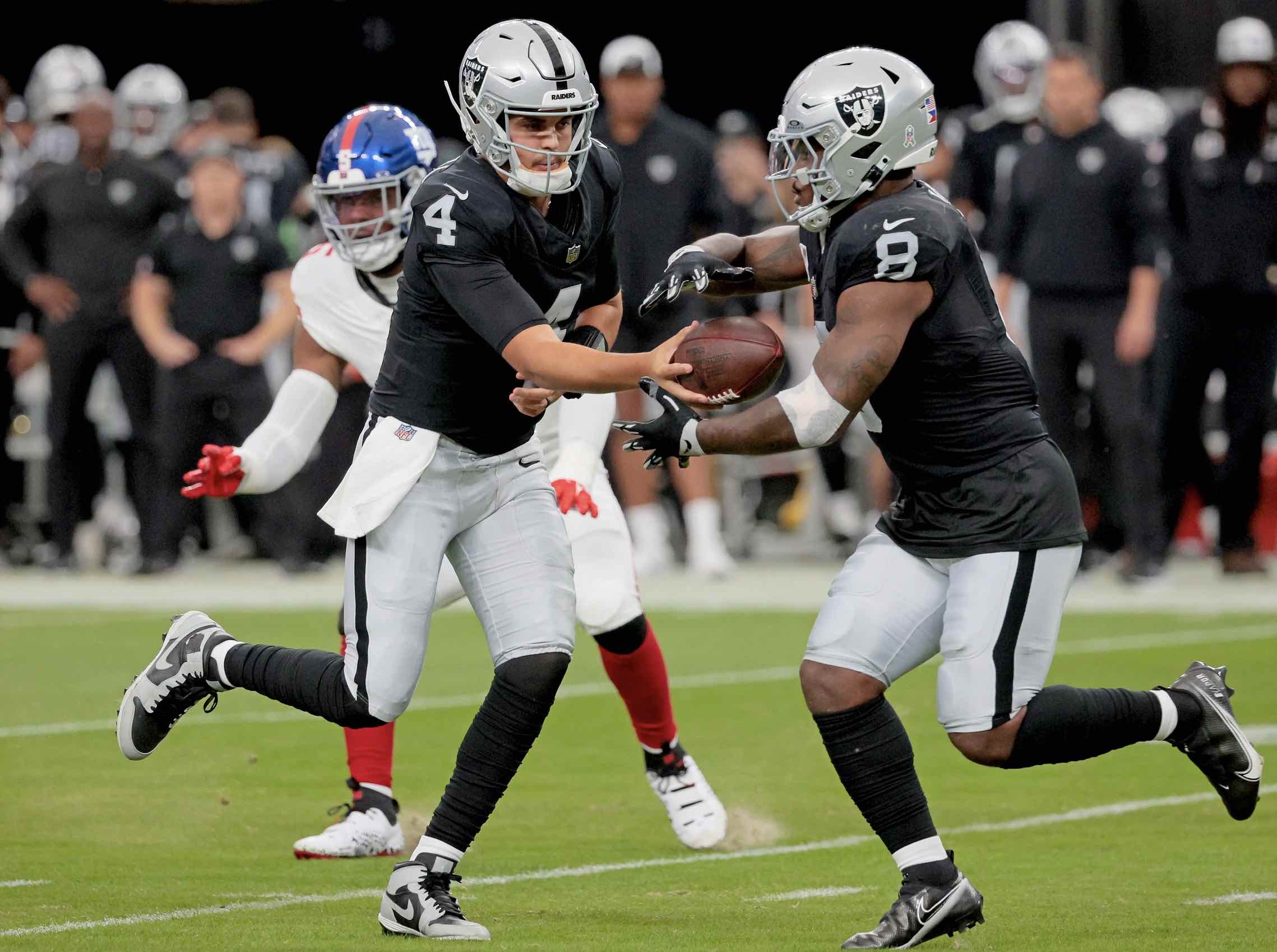 Raiders Blow Out Giants,&nbsp;30-6