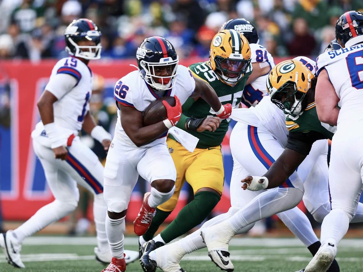 Packers Hold Off Giants&nbsp;27-20